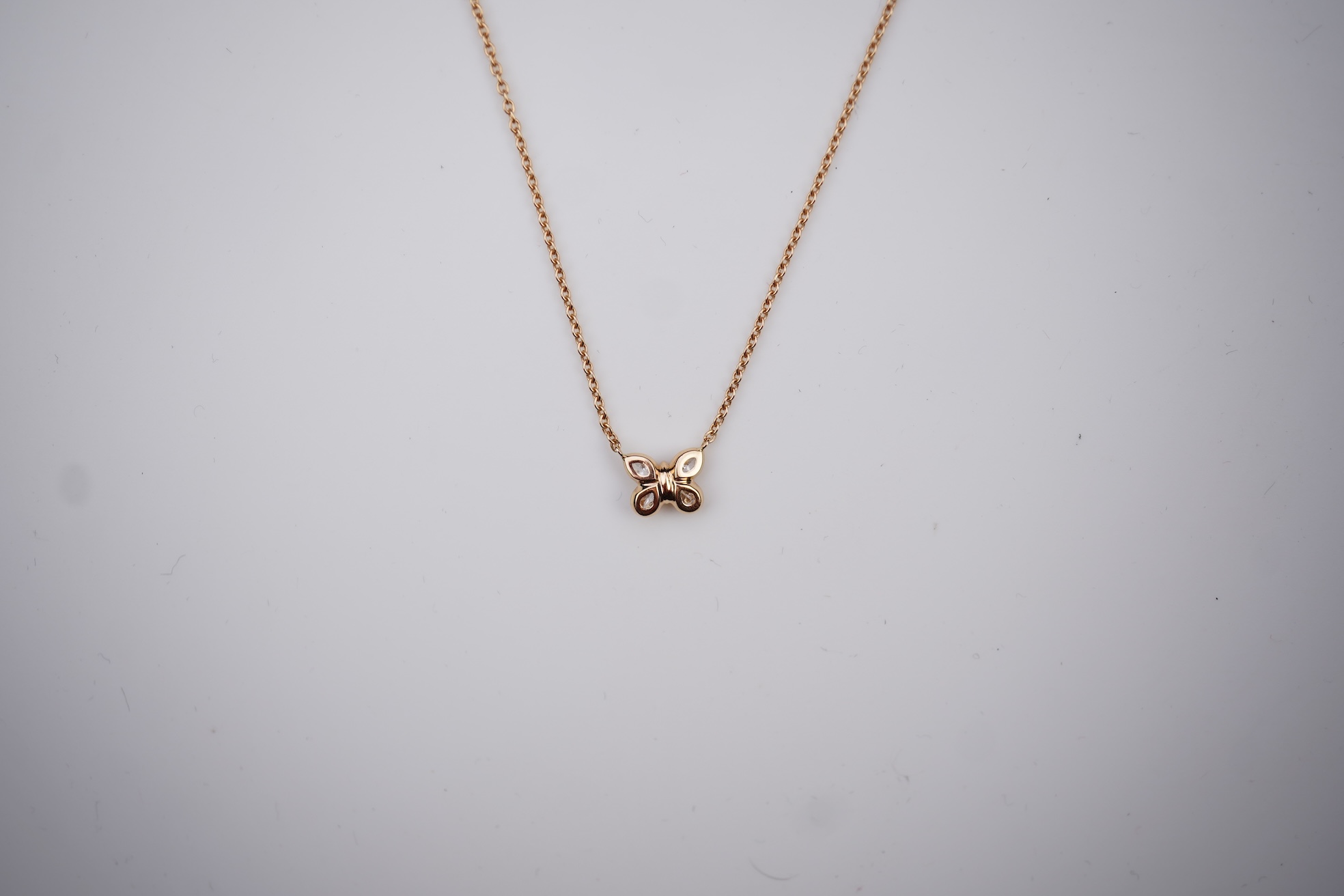 A gold and diamond pendant necklace
